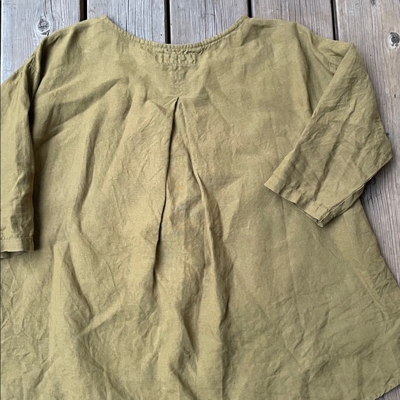 NOTPERFECTLINEN Leaf Cropped Front Linen Top in Olive 🫒 Green XS - Picture 4 of 10